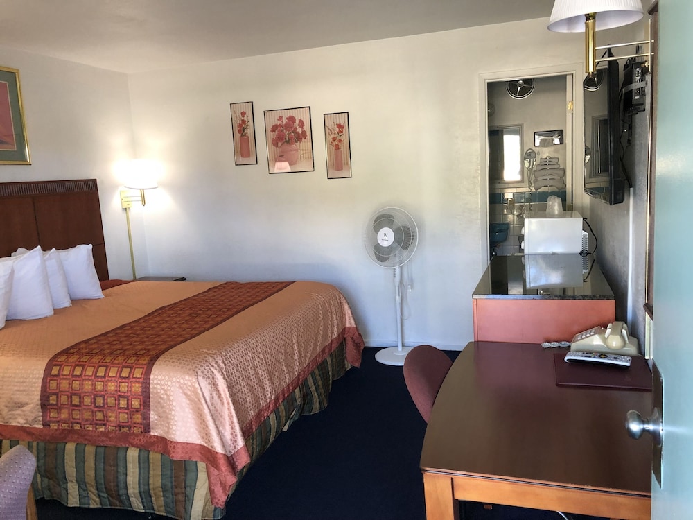 Standard Room, 1 King Bed, Non Smoking photo 1
