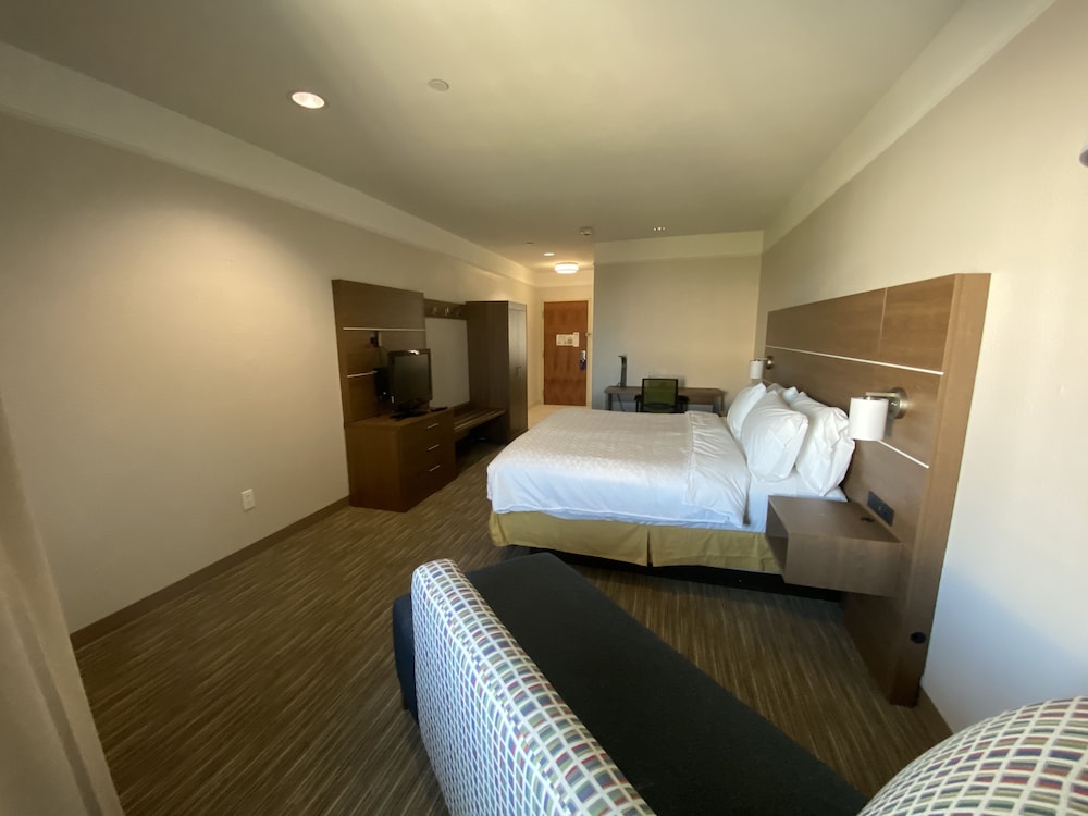 Suite, 1 Bedroom - Photo 1