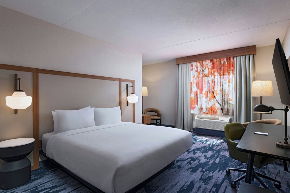 Suite, 1 King Bed, Corner - Photo 1
