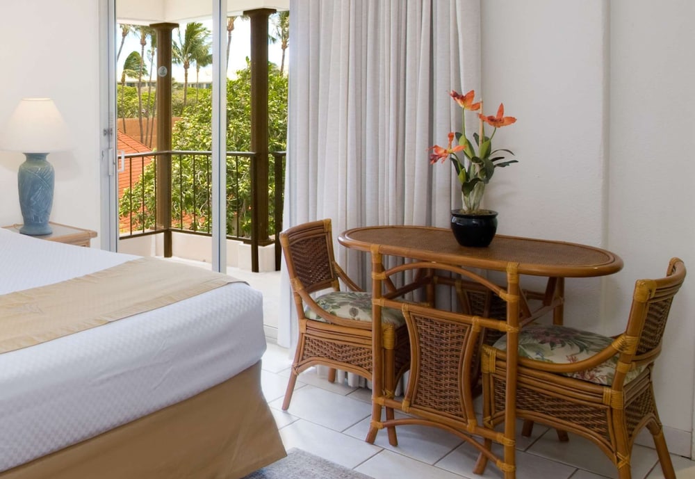 Hotel Room - Photo 2