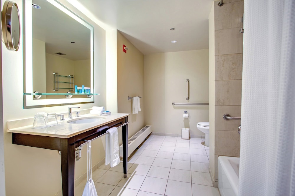 Premium Room, 2 Double Beds (Mobility/Hearing Accessible, Tub) thumbnail 5