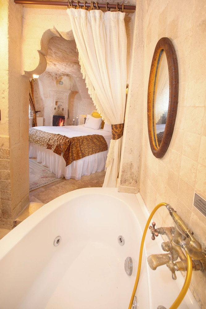 Yellow Honeymoon Suite photo 3