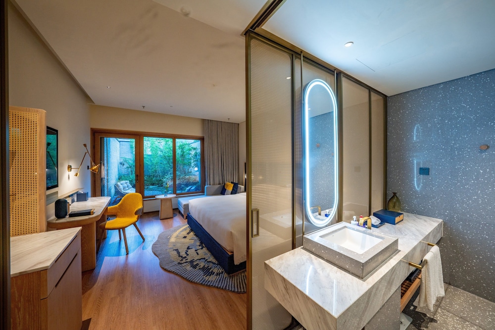 Standard Room, 1 King Bed, Courtyard View (Private Hot Spring) - Photo 3