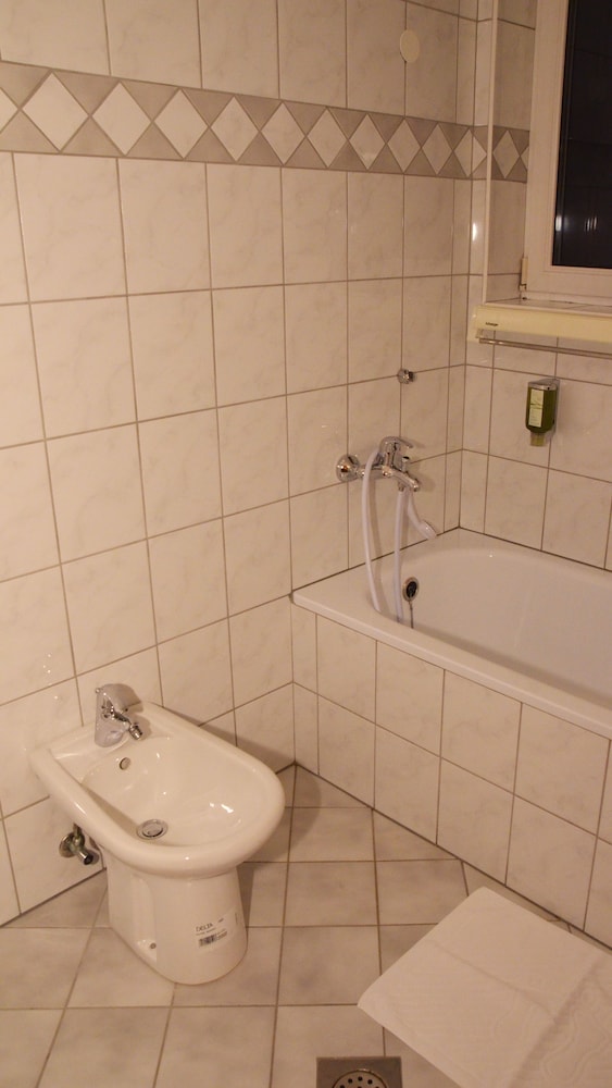 Standard Triple Room - Photo 6