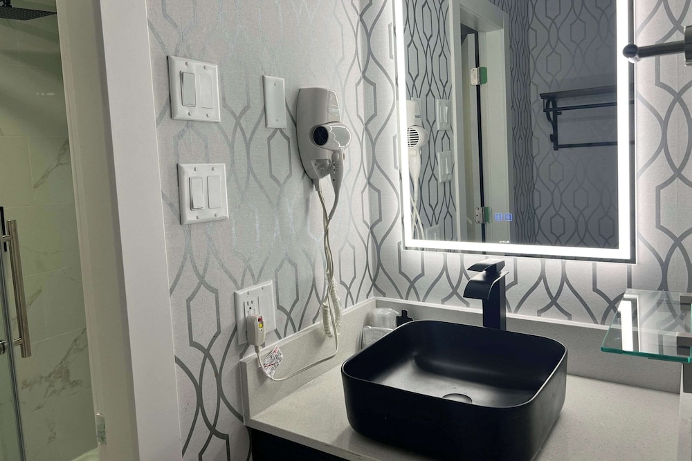 Suite, 1 King Bed, Non Smoking (Upgrade) - Photo 1