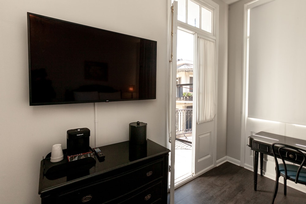 Premium Room, 1 King Bed photo 2