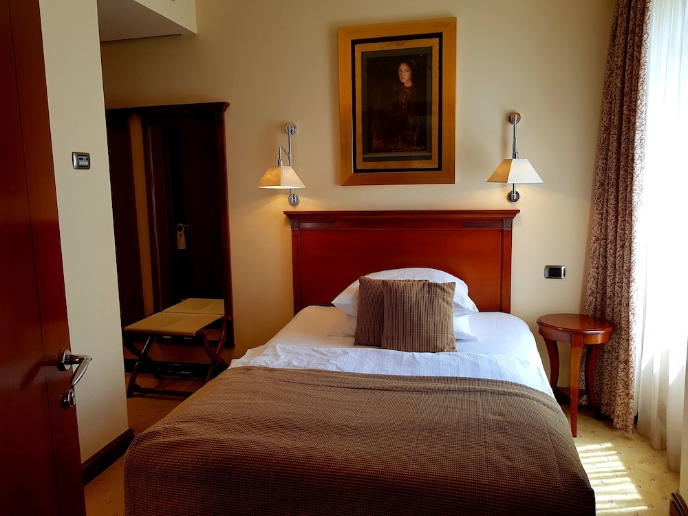 Deluxe Room, 1 Queen Bed (Quiet Location) photo 2