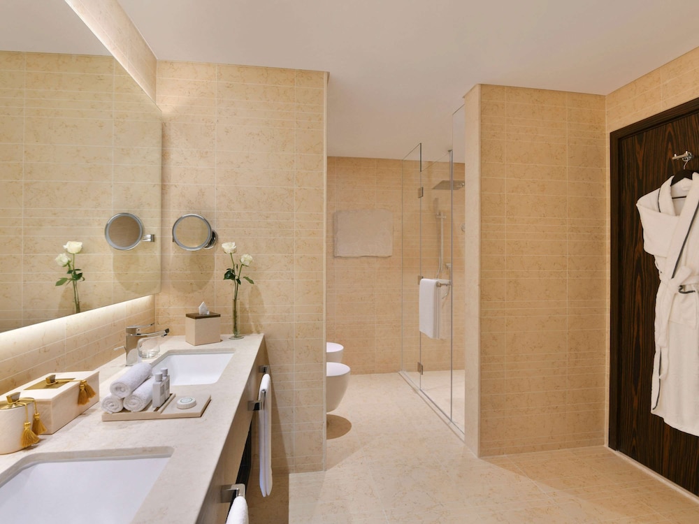 One-Bedroom King Suite with Club Millésime Access. photo 3