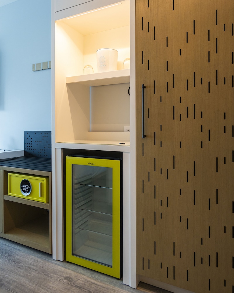 Downtown Skyline View, 1 King Bed, ADA Mobility Accessible w/ Tub