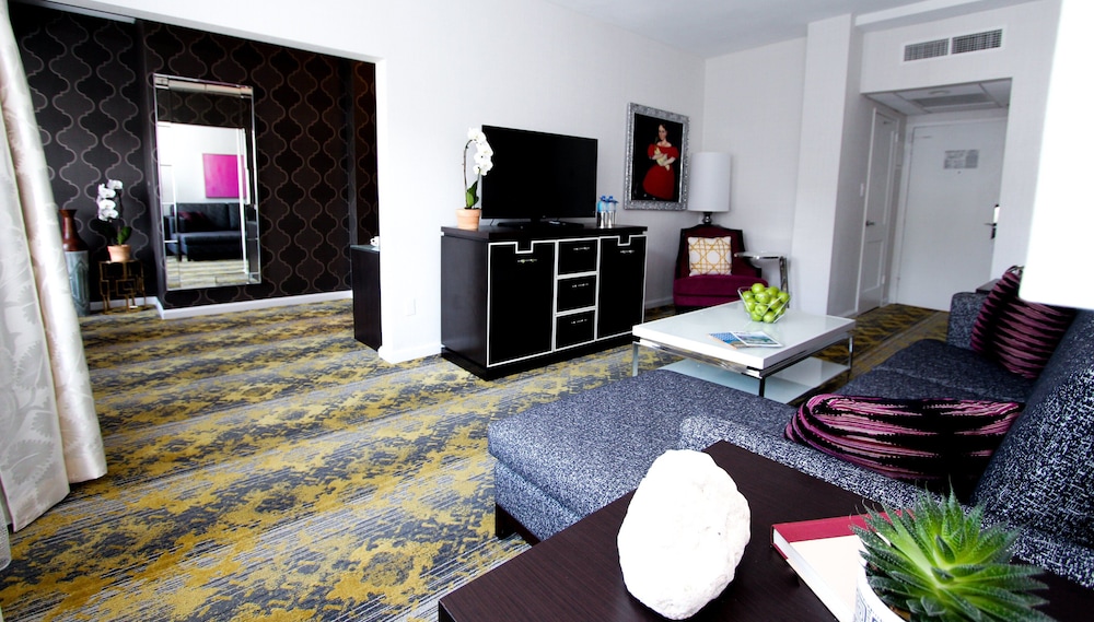 Suite, 1 King Bed - Photo 2