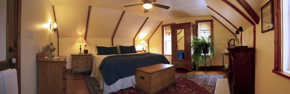 SAWYER ROOM photo 1