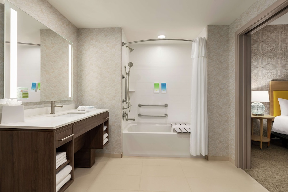 Suite, 1 King Bed, Accessible, Bathtub - Photo 10
