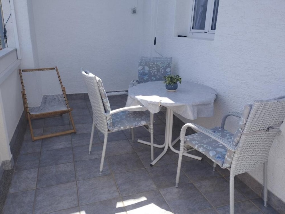 Apartment (Jadranka - free parking and grill - A) photo 3