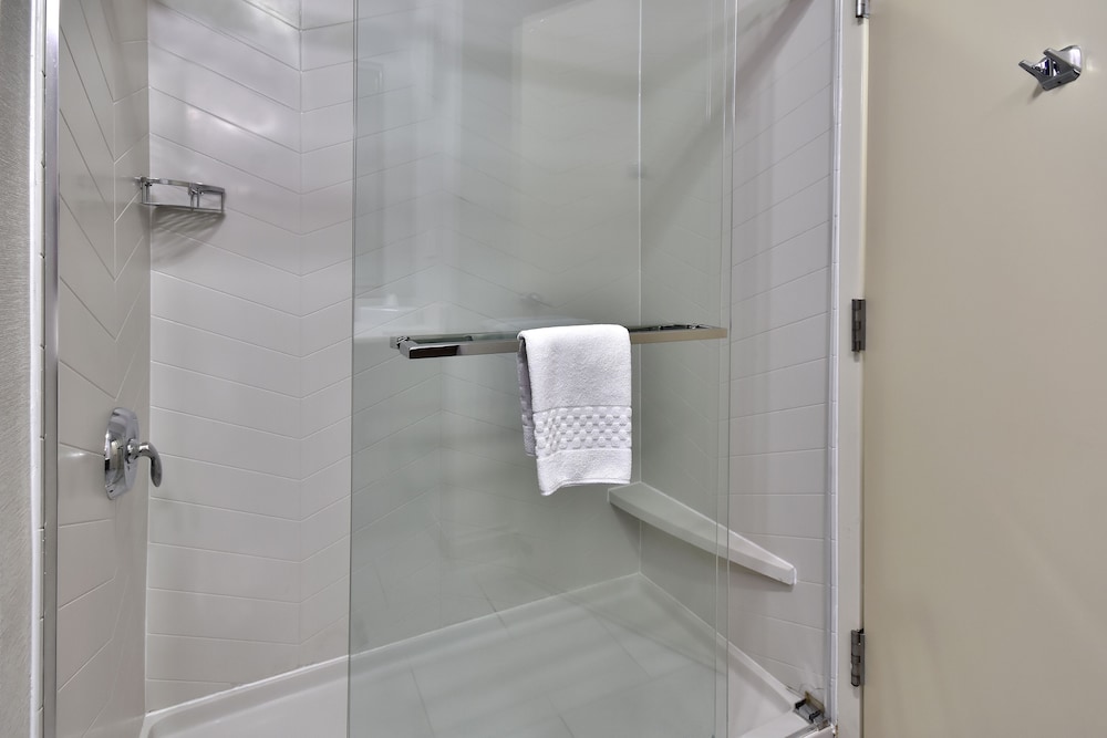 Room, 2 Queen Beds (Mobility/Hearing Access, Roll-In Shwr) photo 1
