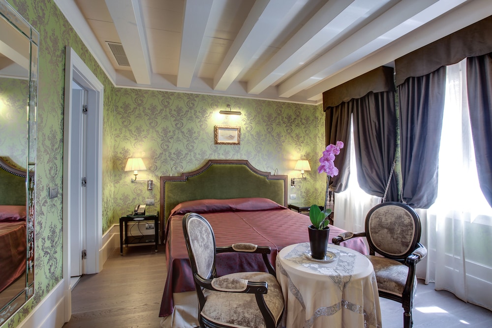 Superior Double or Twin Room, Canal View - Photo 3