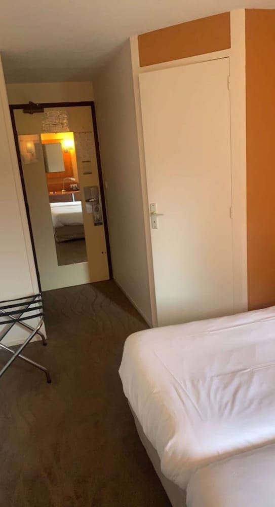 Standard Room, 2 Twin Beds - Photo 1