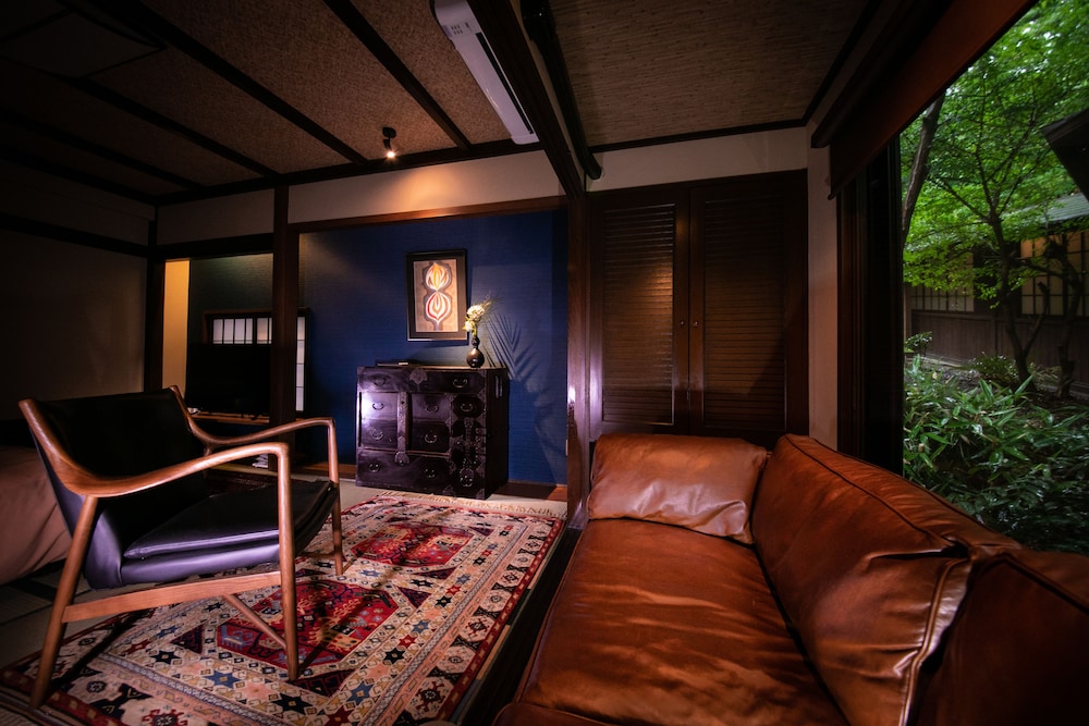 Antique Room [AI] photo 2
