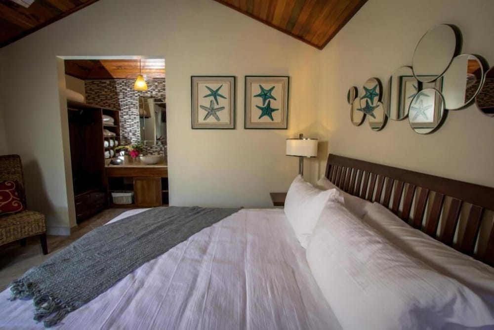 Deluxe Room, 1 King Bed, Pool View