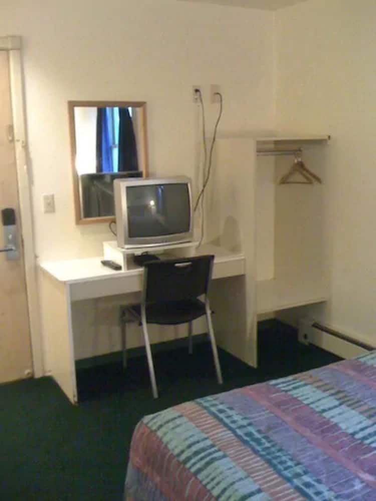 Room, 1 Queen Bed, Shared Bathroom photo 3