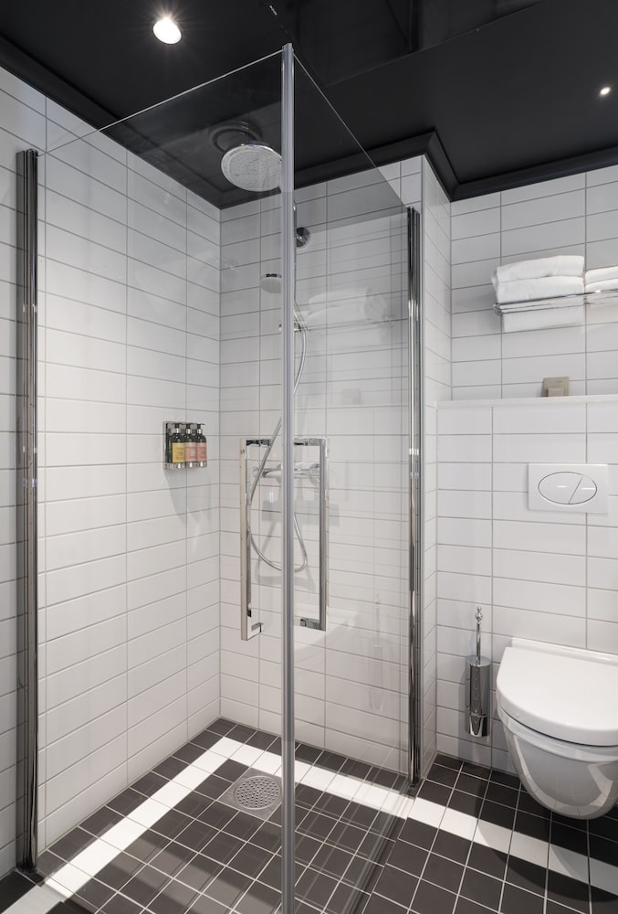 Standard Room, 1 Double Bed, Non Smoking, Balcony thumbnail 6