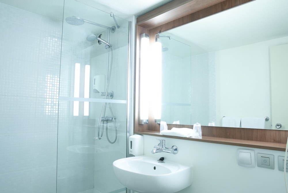 Standard Double or Twin Room - Photo 2