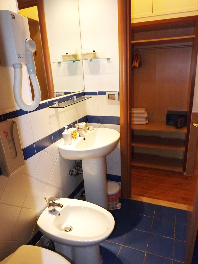 Economy Double Room photo 2