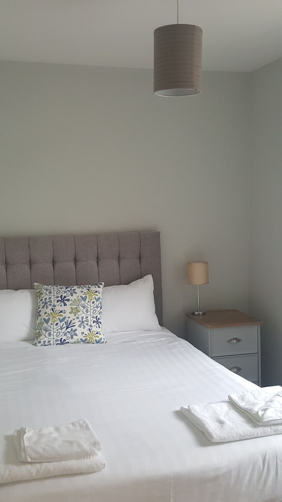 Ailesbury 2-Bedroom Apartment (annex - 10min drive)