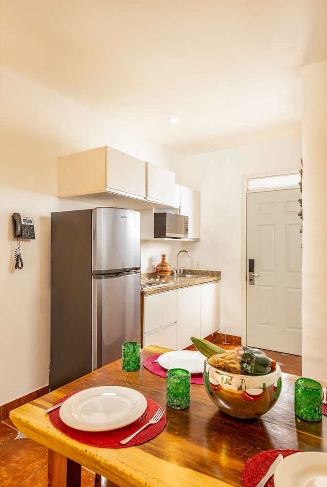Family Suite with Kitchenette and Walk to Pool, photo 6