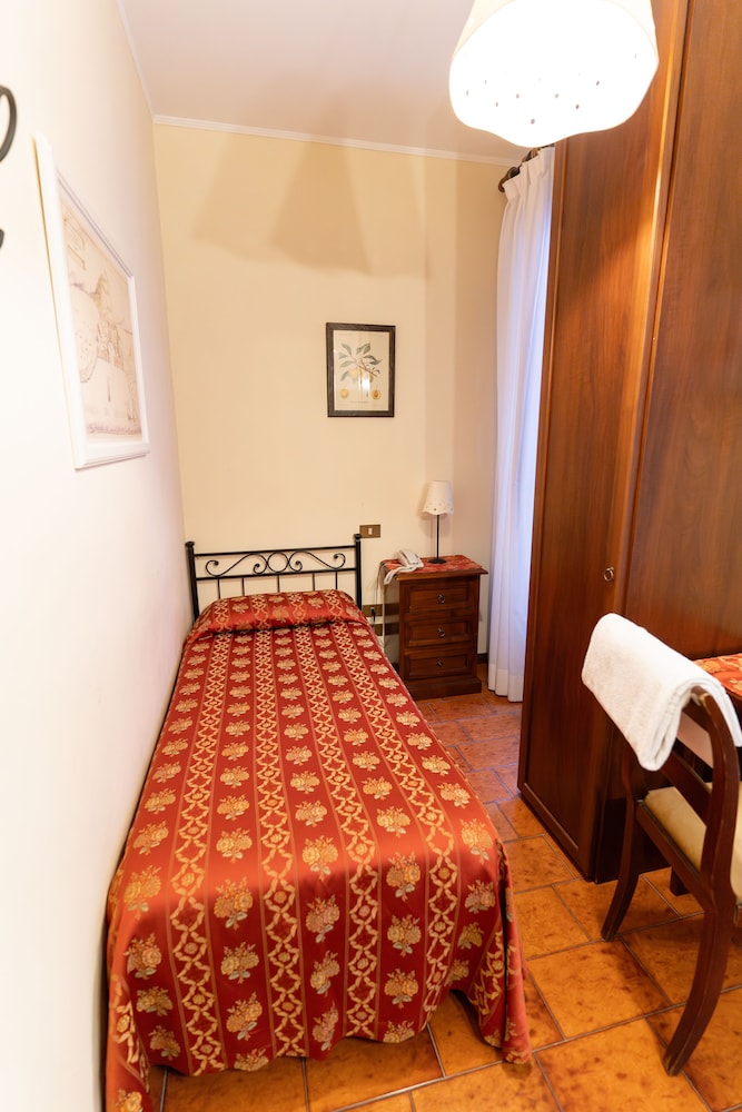 Economy Single Room, 1 Single Bed, Shared Bathroom photo 2