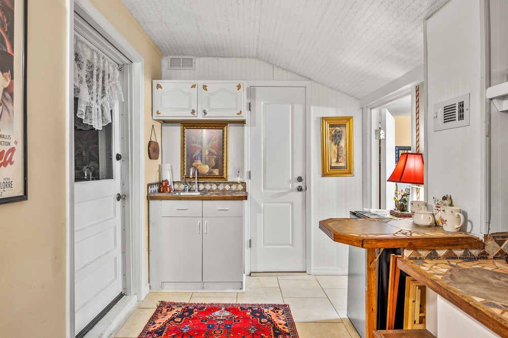 Premier Suite, Ensuite (The Bogie & Bacall Suite) photo 3
