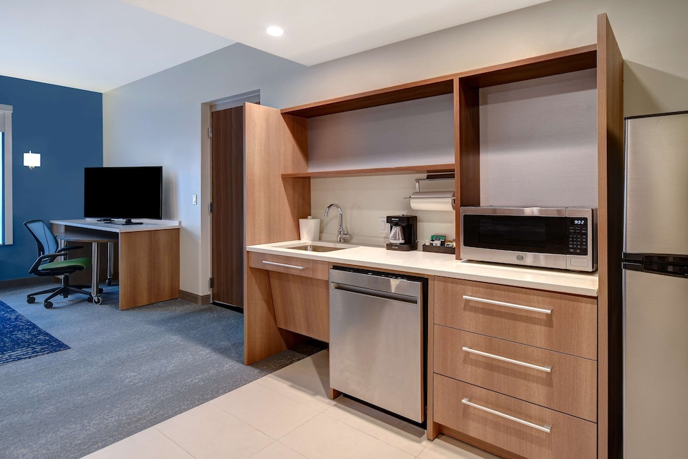 Suite, 1 King Bed, Accessible, Bathtub - Photo 3