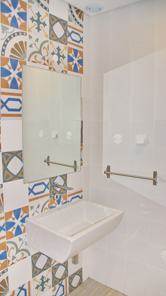 Economy Suite, 1 Double Bed, Private Bathroom, Ground Floor photo 2