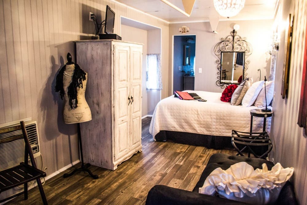 Standard Cabin, Private Bathroom (Midnight in Paris Caboose) photo 1