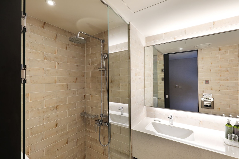 Deluxe Room, Multiple Beds (No Pool Access) - Photo 3