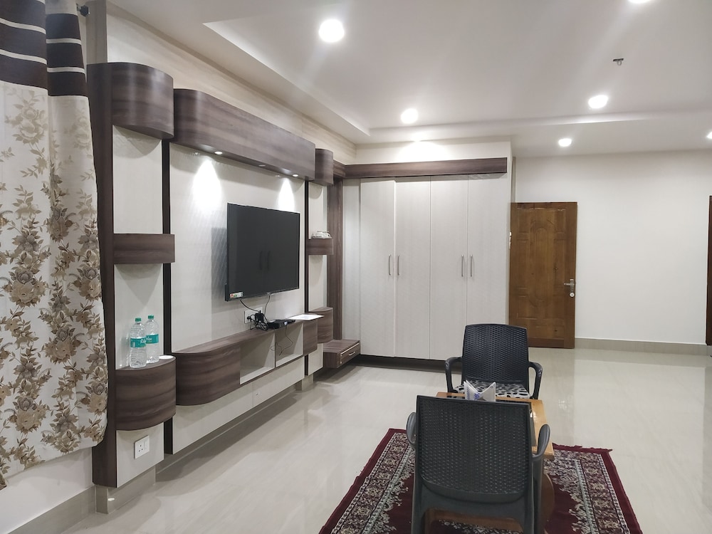 Executive Suite - Photo 8