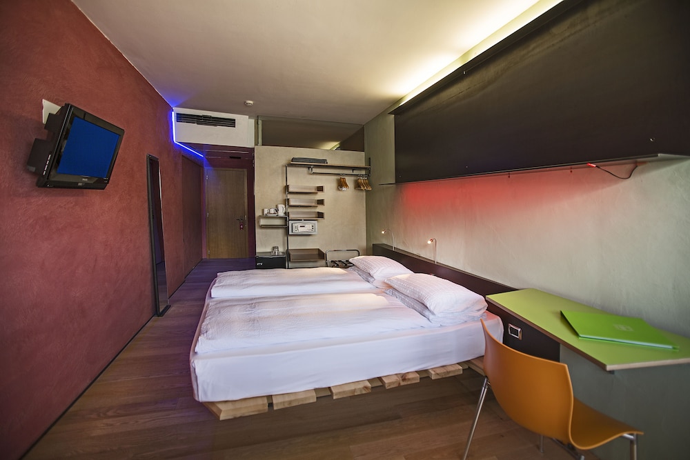 Ambient XX room, Balcony, Lake View