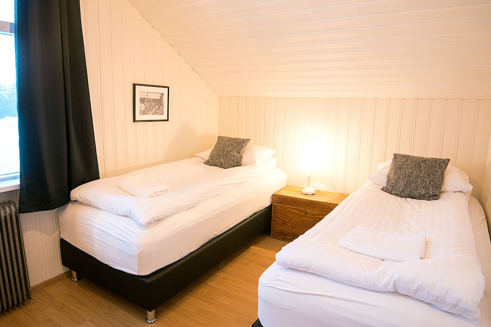 Twin Room, Shared Bathroom (Small) photo 1