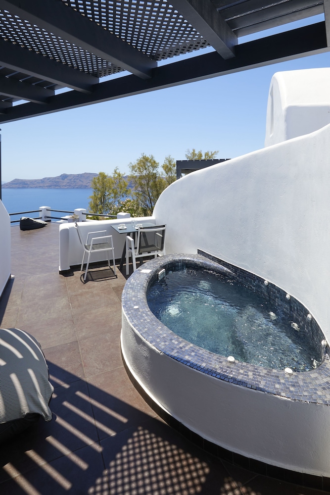 Elegant Suite with outdoor heated private Jacuzzi - Photo 2