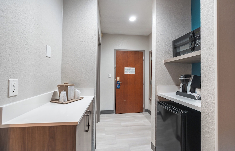 Standard Room, 1 King Bed (with Walk-In Shower) - Photo 4