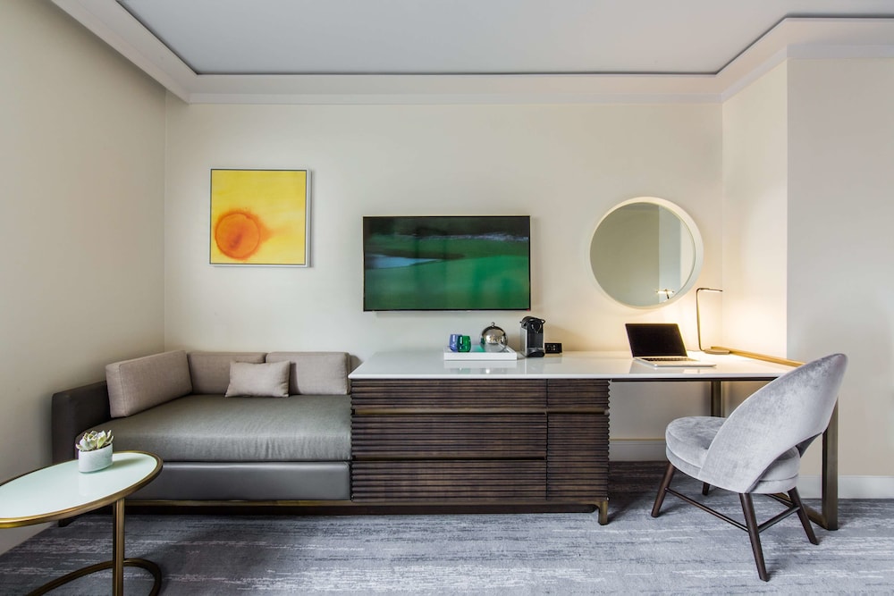 One Bedroom Suite - Roll-in Shower