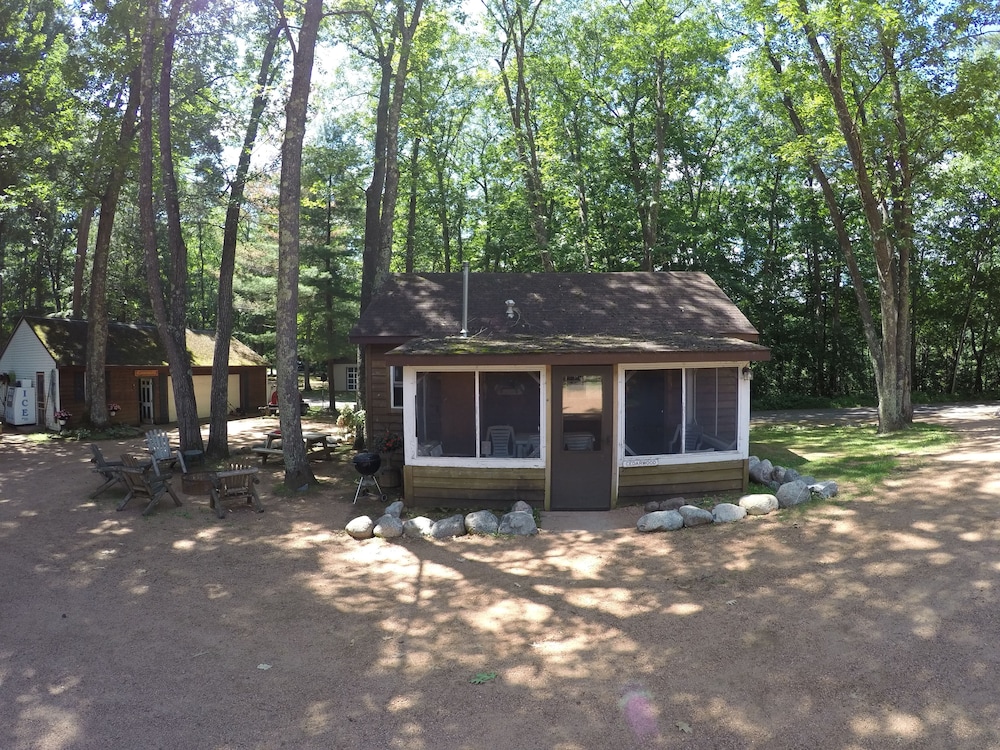 Cabin, 2 Bedrooms (Cedarwood) photo 3