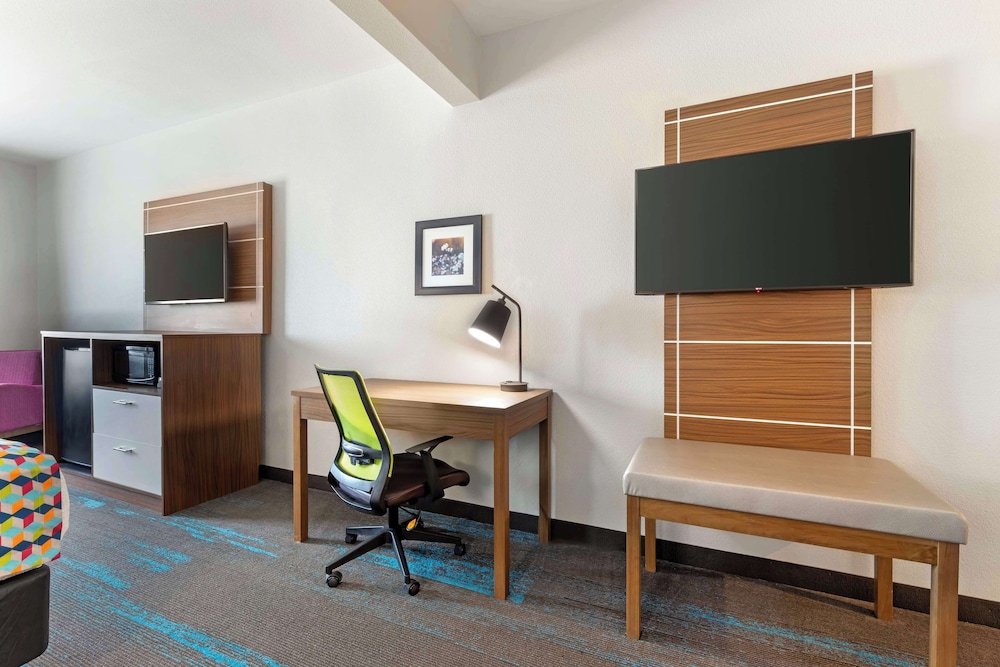 Suite, Multiple Beds, Non Smoking, Refrigerator & Microwave (With Sofabed) - Photo 2