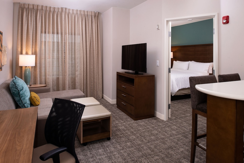 Suite, 1 King Bed - Photo 4