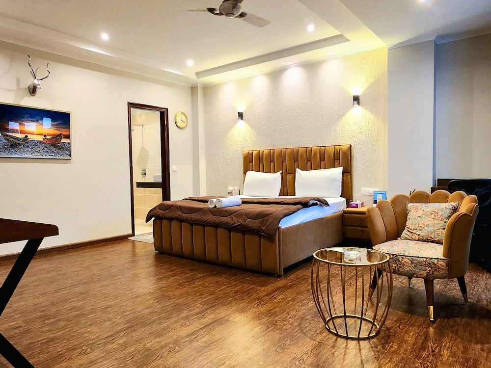 Grand Double Room, 1 Queen Bed, Smoking, City View
