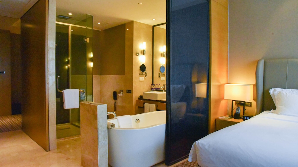 Deluxe Room, 1 King Bed, Balcony photo 3