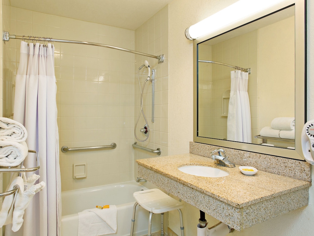 Suite, 1 Queen Bed with Sofa bed, Accessible photo 3