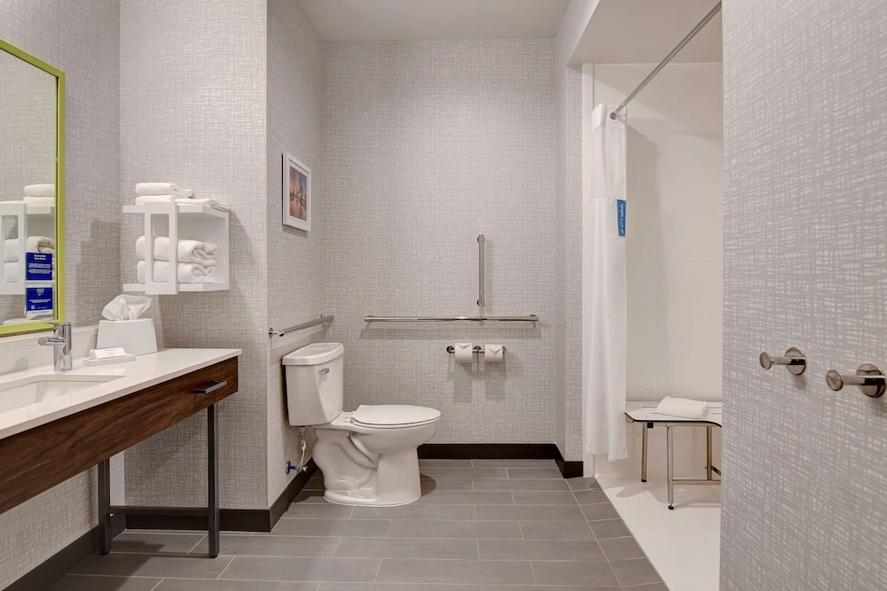 Room, 1 King Bed, Accessible, Non Smoking (Mobility/Hearing, Roll In Shower) - Photo 2