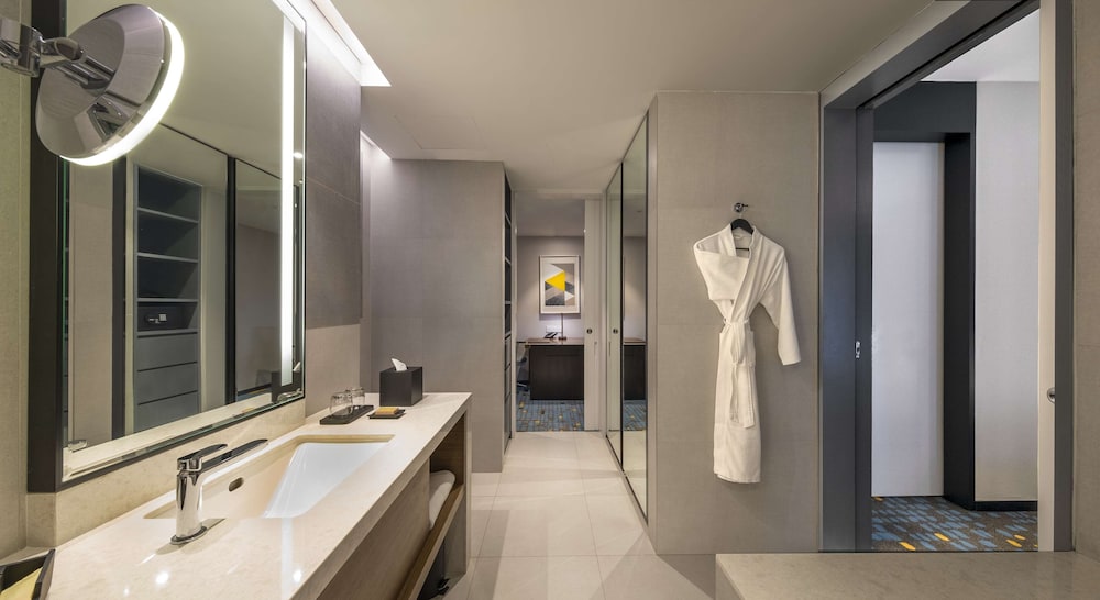 Premium Suite, 1 King Bed - Photo 8