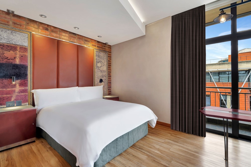Deluxe Room, 1 King Bed - Photo 2
