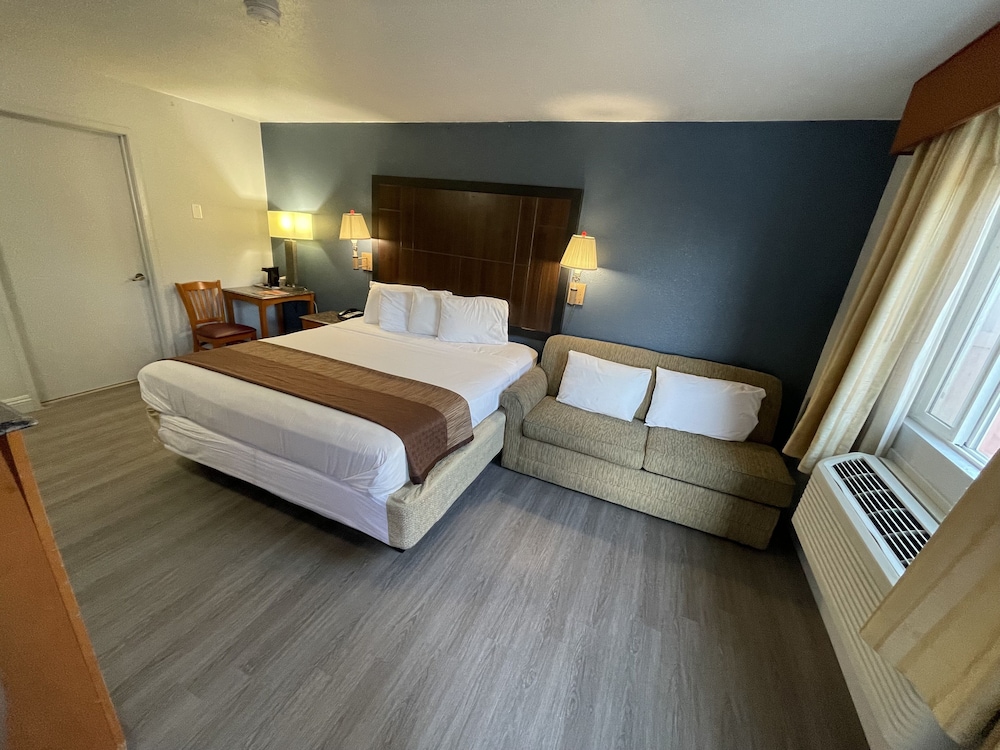 Economy Single Room, 1 King Bed, Accessible